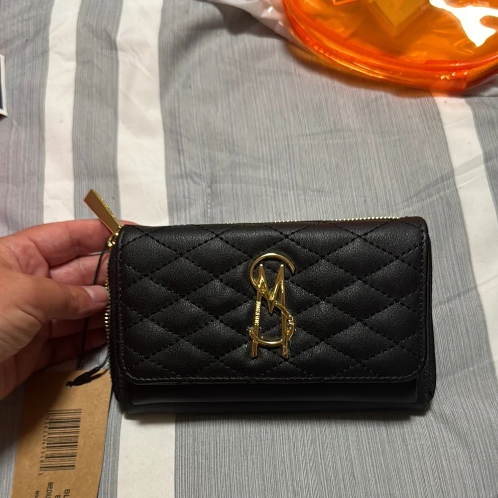Steve Madden Black Quilted Wallet with Gold Logo - Picture 3 of 8